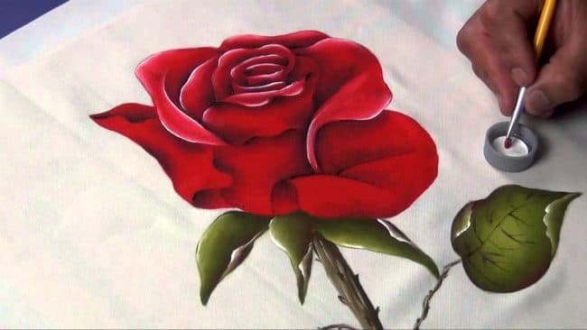 Cómo pintar rosas en tela
